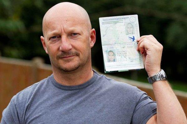 英國(guó)光頭男子拿錯(cuò)護(hù)照順利通過(guò)機(jī)場(chǎng)安檢門(mén)通道登機(jī)[圖]